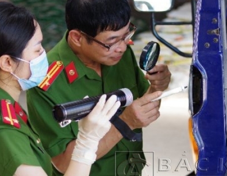 Đại tá Nguyễn Thanh Tuân – Phó Giám đốc Công an tỉnh trao Giấy khen cho các cá nhân.