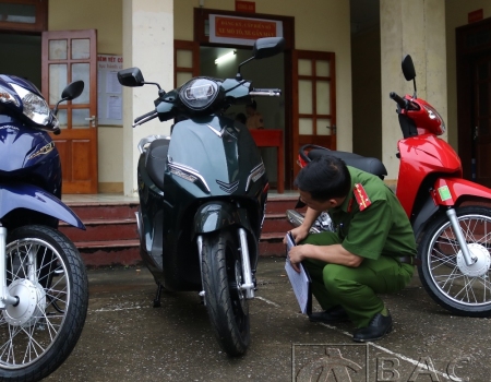 Kiểm tra phương tiện đăng ký xe tại Công an xã Nam Cường, huyện Chợ Đồn  