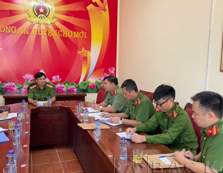   Đại tá Nguyễn Thanh Tuân, Phó Giám đốc Công an tỉnh chỉ đạo công tác kiểm tra PCCC và CNCH tại Công an Thành phố và Công an huyện Chợ Mới