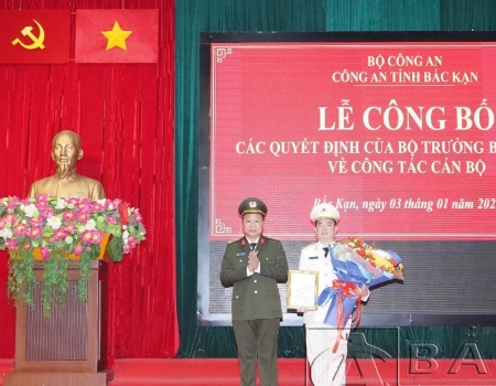 Đồng chí Giám đốc Công an tỉnh trao quyết định bổ nhiệm Phó Giám đốc Công an tỉnh Bắc Kạn cho Thượng tá Thăng Quang Huy