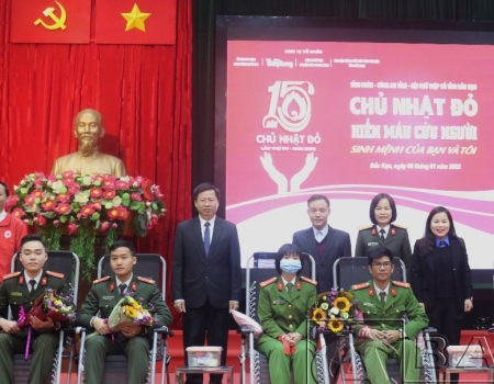 Đồng chí Phạm Duy Hưng- Phó Chủ tịch tỉnh và các đại biểu tặng hoa các tình nguyện viên.