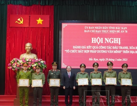  Đồng chí Nguyễn Đăng Bình, Chủ tịch UBND tỉnh tặng giấy khen cho các tập thể cá nhân