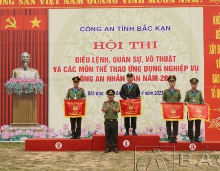 Đại tá Đinh Quang Huy - Phó Giám đốc Công an tỉnh trao giải tình huống võ thuật CAND