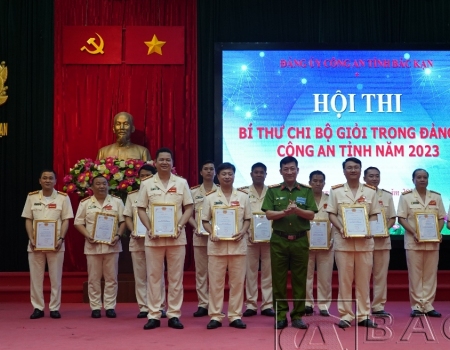 Đại tá Hà Trọng Trung, Phó Bí thư Đảng ủy, Phó Giám đốc Công an tỉnh trao giải Nhất cho thí sinh Lê Hồng Giang 