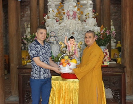 Đại diện lãnh đạo Phòng AN nội địa tặng quà cho tăng ni, phật tử tại chùa Thạch Long nhân dịp lễ Phật đản năm 2023