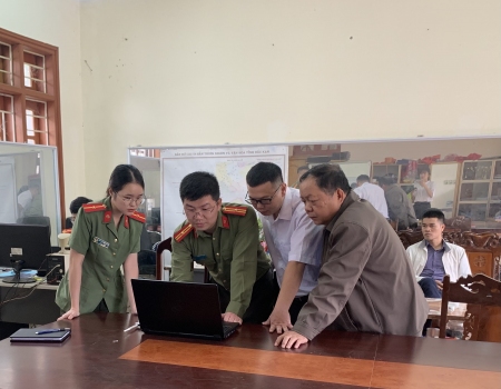 Thiếu tá Tống Hữu Thế hướng dẫn cán bộ Trung tâm VH, TT và Truyền thông huyện Ngân Sơn khắc phục lỗ hổng bảo mật Cổng thông tin điện tử