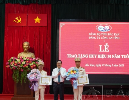 Đồng chí Hoàng Duy Chinh, Ủy viên BCH Trung ương Đảng, Bí thư Tỉnh ủy trao tặng Huy hiệu cho 2 đồng chí