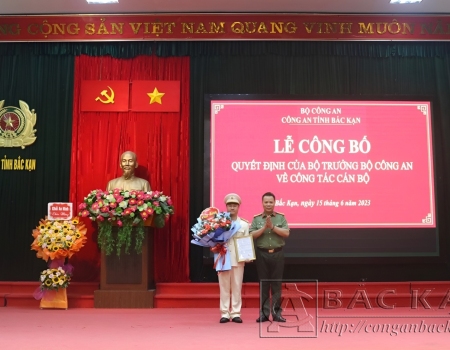 Đại tá Hà Văn Tuyên - Giám đốc Công an tỉnh trao Quyết định của Bộ trưởng Bộ Công an Bổ nhiệm Phó Giám đốc đối với Thượng tá Lê Hồng Giang