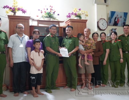 Đoàn Công tác bàn giao kinh phí hỗ trợ sửa chữa nhà tình nghĩa đối với gia đình đồng chí Hà Nhân Thái