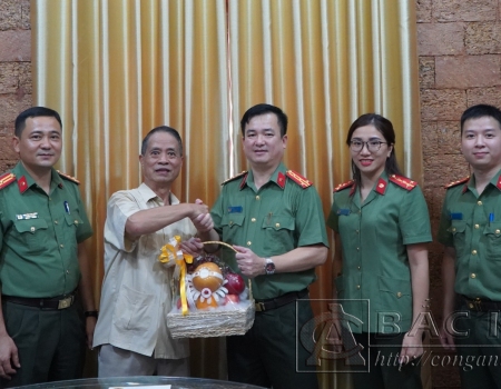 Lãnh đạo Công an tỉnh cùng đoàn thăm hỏi, tặng quà cho đồng chí Hà Văn Khoát nguyên Bí thư Tỉnh ủy, nguyên Giám đốc Công an tỉnh