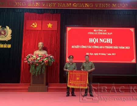 Đại tá Hà Văn Tuyên trao Cờ thi đua Chính phủ cho Phòng Kỹ thuật nghiệp vụ