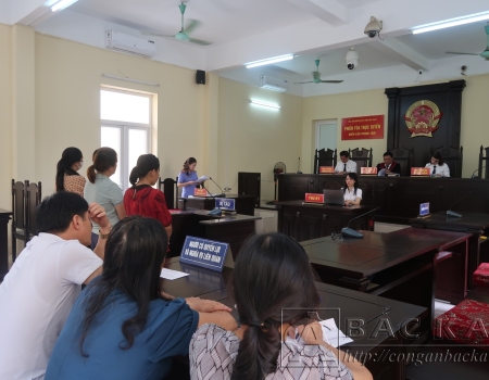 Đại diện Viện kiểm sát nhân dân tỉnh Bắc Kạn thực hành quyền công tố tại phiên tòa.
