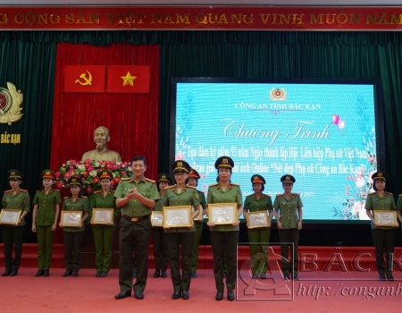 Đại tá Hà Trọng Trung – Phó Bí thư Đảng ủy, Phó Giám đốc Công an tỉnh trao giải A Cuộc thi ảnh online cho Hội Phụ nữ Khối An ninh và Hội Phụ nữ Khối Trực thuộc