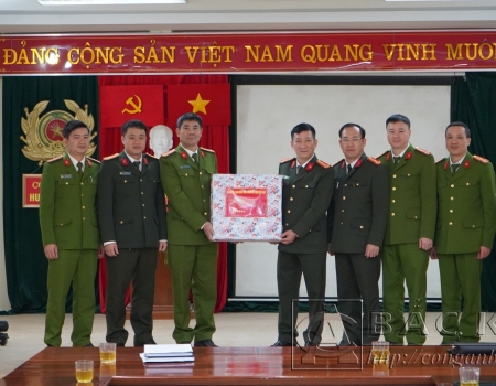 Đại tá Hà Trọng Trung, Phó Giám đốc Công an tỉnh tặng quà Công an huyện Na Rì