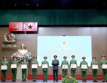 Thượng uý Nông Công Khiêm (thứ 5 bên phải) được Bộ trưởng Bộ Công an tặng Bằng khen