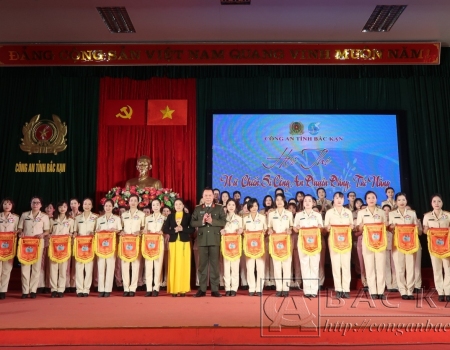 Đại tá Hà Văn Tuyên - Giám đốc Công an tỉnh và Đồng chí Phan Thị Na - Phó Chủ tịch Hội LHPN tỉnh tặng Cờ lưu niệm cho các đội thi