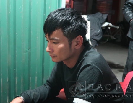 Cơ quan CSĐT Công an huyện Na Rì thi hành lệnh bắt bị can để tạm giam đối với Phan Văn Lương (đứng thứ hai bên trái)