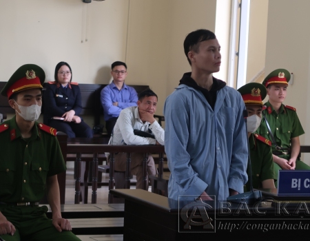  Cơ quan An ninh điều tra Công an tỉnh Bắc Kạn thi hành lệnh bắt bị can để tạm giam đối với Hoàng Thanh Bình (đứng đầu bên trái)