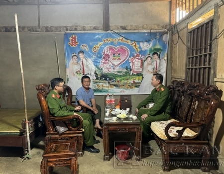 Đại tá Hà Trọng Trung – Phó Giám đốc Công an tỉnh cùng đoàn công tác tặng quà thương binh Phạm Thanh Long