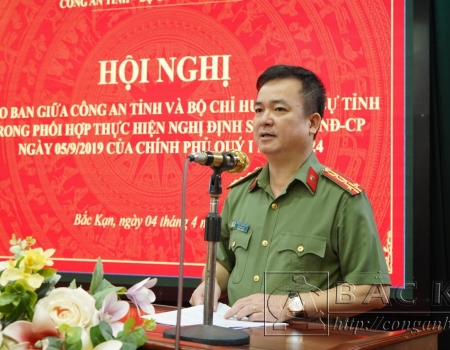 Đồng chí Hoàng Duy Chinh, Uỷ viên Trung ương Đảng, Bí thư Tỉnh uỷ Bắc Kạn tặng hoa chúc mừng lực lượng Cảnh sát cơ động