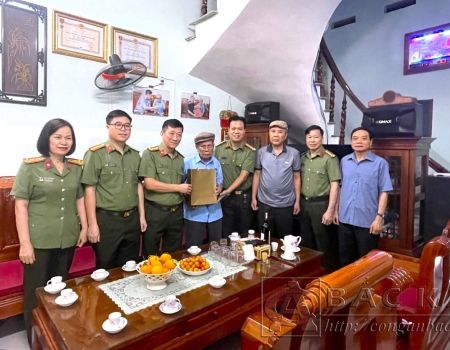 Đại tá Hà Trọng Trung – Phó Giám đốc Công an tỉnh cùng đoàn công tác tặng quà thương binh Phạm Thanh Long