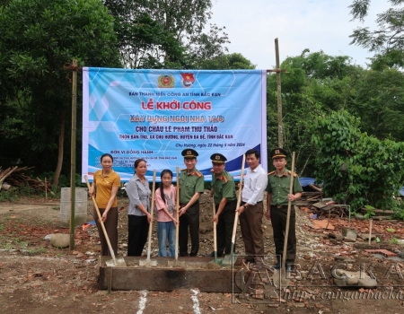Cháu  Lê Phạm Thu Thảo và các đại biểu thực hiện nghi thức khởi công xây dựng “Ngôi nhà 19/8”