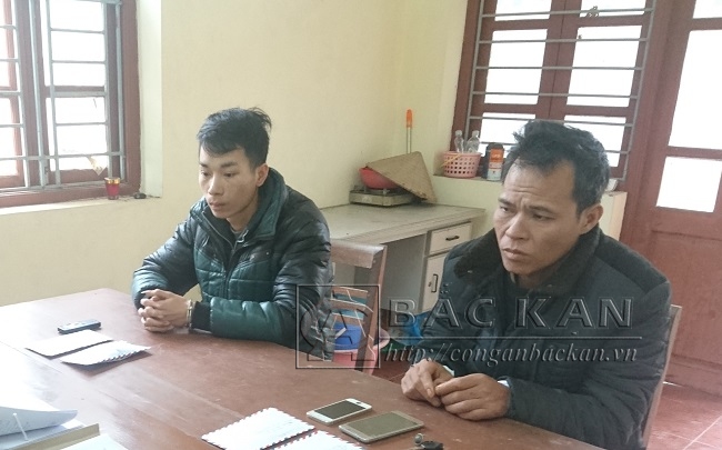 Triệu Quang Huy (bên trái ảnh) và Đinh Lâm Vinh bị Công an huyện Chợ Mới bắt về hành vi tàng trữ trái phép chất ma túy