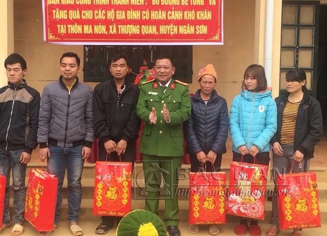 Đại tá Đinh Quang Huy - PGĐ Công an tỉnh tặng quà tết người nghèo thôn Ma Nòn, xã Thượng Quan, huyện Ngân Sơn