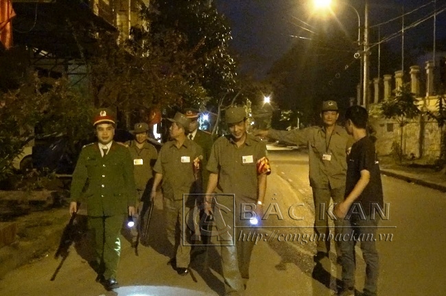 Công an và lực lượng bảo vệ dân phố phường Đức Xuân, TP Bắc Kạn phối hợp tuần tra giữ gìn ANTT