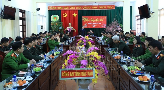Đ/c Hoàng Duy Chinh - Phó Bí thư Tỉnh ủy chúc tết CBCS Công an tỉnh