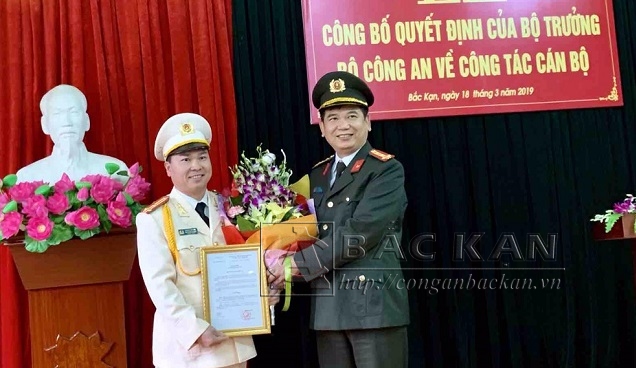 Đại tá Dương Văn Tính - GĐ công an tỉnh trao Quyết định của Bộ trưởng Bộ Công an bổ nhiệm Thượng tá Dương Văn Hải giữ chức vụ Trưởng phòng Hậu cần