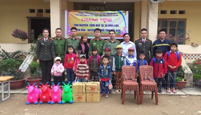 Trao quà cho nhà trường và các em học sinh tại Trường Mầm non, Trường Tiểu học Yên Hân