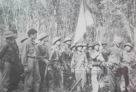 Tại Biên Hòa (Đồng Nai) diễn ra Lễ bàn giao cờ chiến thắng cho Đại đội 2 (hai lần Anh hùng) thuộc Tiểu đoàn 9, Trung đoàn 3, Sư đoàn 304, Quân đoàn 2 trước khi bước vào Chiến dịch Giải phóng Sài Gòn.  Ảnh tư liệu