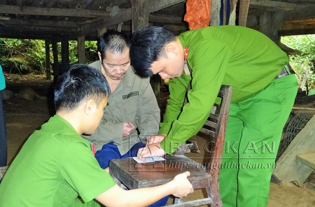 Công an huyện Pác Nặm làm thủ tục để cấp chứng minh nhân dân cho ông Lộc Văn Sòi