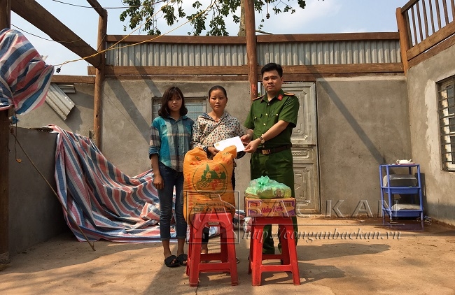 Thiếu tá Ma Văn Hào - Trưởng Công an huyện Pác Nặm trao hỗ trợ cho gia đình chị Đặng Mùi Nhạy