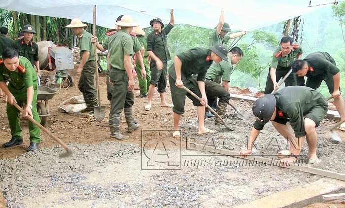 ĐVTN Công an tỉnh đổ bê tông sân nhà họp thôn Bản Chảy