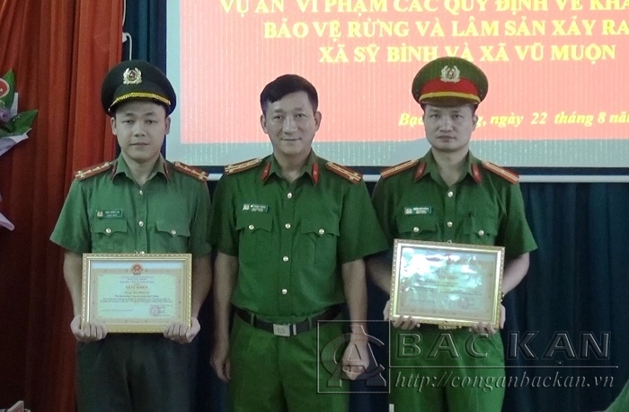 Đại tá Hà Trọng Trung – Phó Giám đốc Công an tỉnh trao giấy khen cho tập thể, cá nhân có thành tích xuất sắc trong điều tra vụ phá rừng