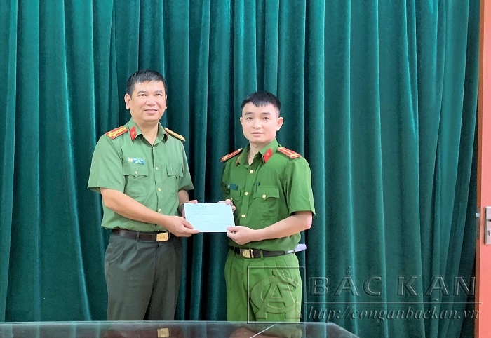 Đại tá Dương Văn Tính, GĐ Công an tỉnh trao tiền CBCS ủng hộ cho đồng chí Hoàng Anh Cường