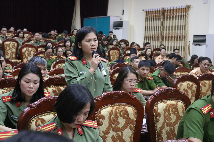 Trung tá Lâm Thị Thu Hiền – Phó Chủ tịch thường trực Hội Phụ nữ Công an tỉnh phát biểu, đặt câu hỏi với đồng chí Bí thư Đảng ủy Công an tỉnh.
