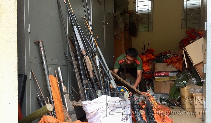 Nhiều vũ khí, công cụ hỗ trợ, vật liệu nổ tàng trữ, sử dụng trái phép được công an huyện Bạch Thông thu hồi