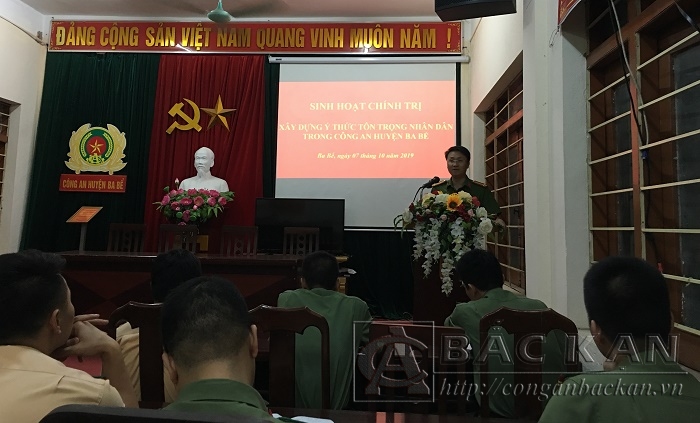Trung tá Lê Hồng Giang - Bí thư Đảng ủy, Trưởng Công an huyện truyền đạt nội dung tại buổi sinh hoạt chính trị