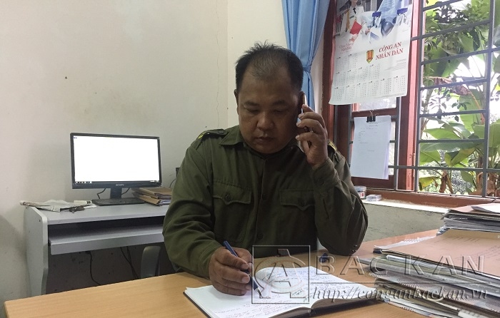 Trưởng Công an xã Nghĩa Tá Hoàng Văn Dũng tiếp nhận thông tin tin an ninh trật tự giải quyết nhiều vụ việc ngay từ cơ sở.