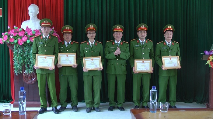 Đại tá Hà Trọng Trung - PGĐ Công an tỉnh trao tặng Giấy khen cho các cá nhân có thành tích xuất sắc trong đấu tranh, triệt phá vụ đánh bạc