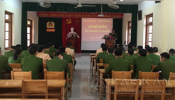 Thiếu tá Phạm Ngọc Sơn, Phó Trưởng phòng 1 Viện khoa học hình sự - Bộ Công an truyền đạt nội dung tập huấn