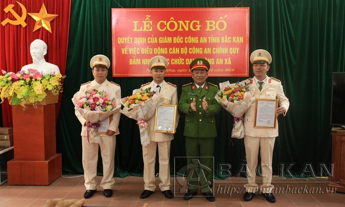 Đại tá Đinh Quang Huy phó Giám đốc Công an tỉnh trao Quyết định cho 3 đồng chí  Công an xã Nông Thượng