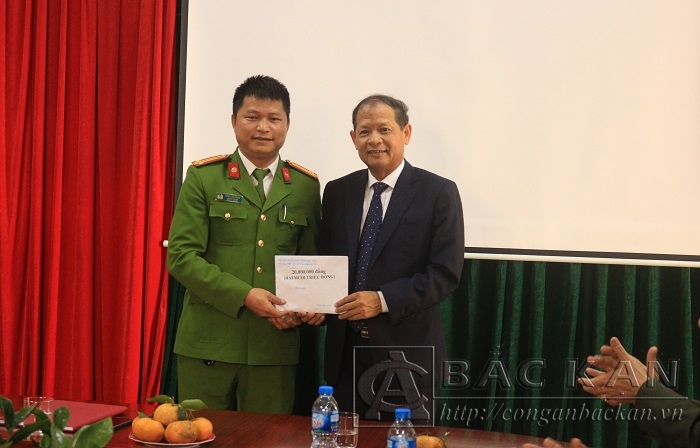 Đ/c Lý Thái Hải, Chủ tịch UBND tỉnh trao thưởng cho Cảnh sát Điều tra tội phạm về ma túy Công an tỉnh Bắc Kạn