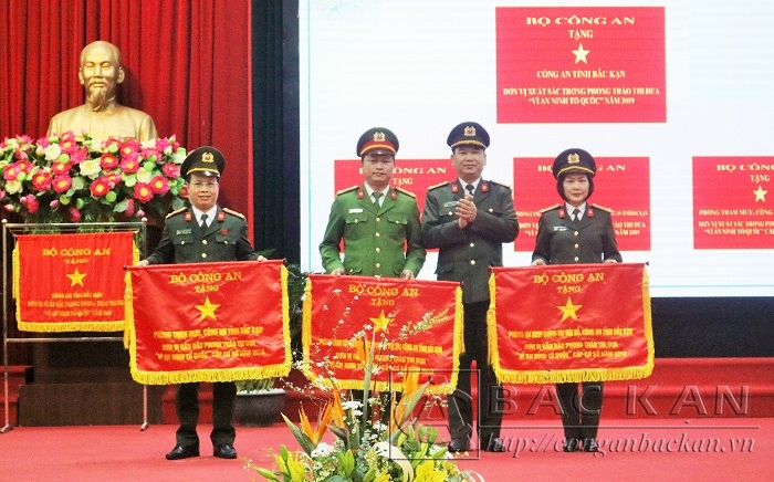 Đại tá Dương Văn Tính - GĐ Công an tỉnh trao Cờ của Bộ Công an cho các đơn vị