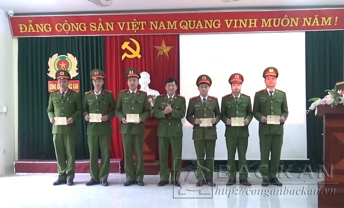 Đại tá Hà Trọng Trung - PGĐ Công an tỉnh trao chứng nhận hoàn thành lớp tập huấn cho các học viên