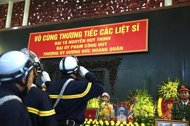 CBCS Phòng Cảnh sát PCCC và CNCH Công an thành phố Hà Nội, đơn vị công tác của đồng chí Phạm Công Huy vào viếng
