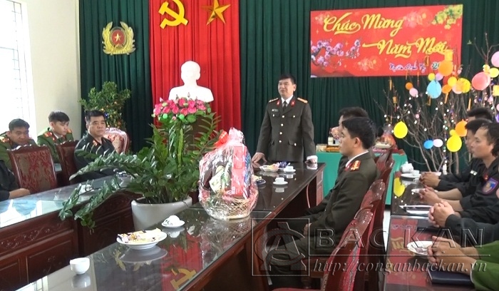 Đại tá Dương Văn Tính – Phó Giám đốc Công an tỉnh đã đến thăm, chúc Tết, kiểm tra chế độ trực tại Phòng Cảnh sát cơ động.